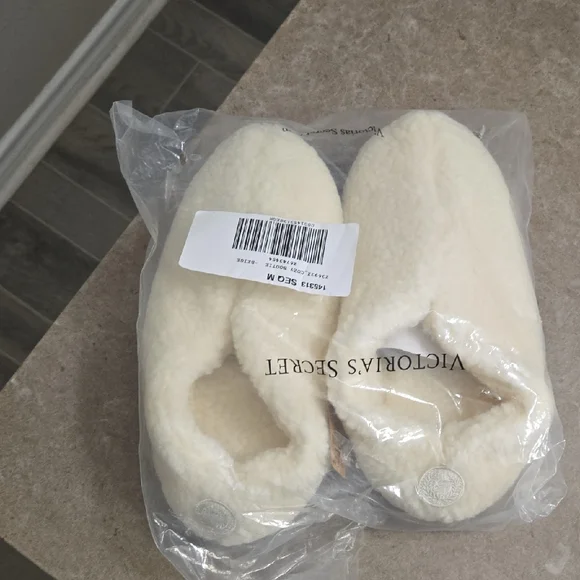 Victoria's Secret Soft Cream Slippers - Picture 4 of 4